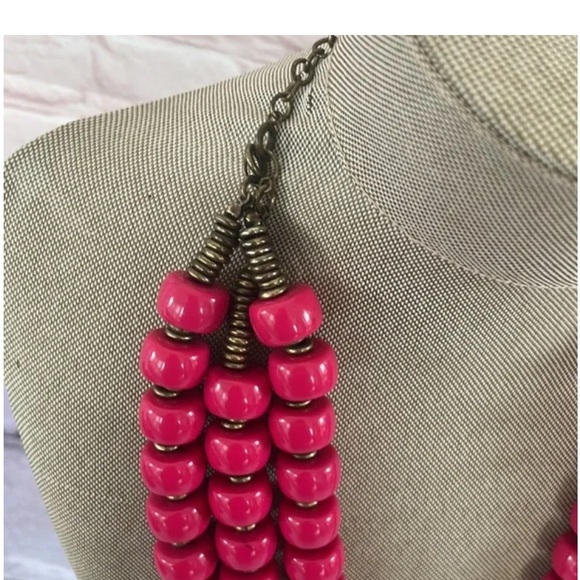 VTG PREMIER DESIGNS 
3-STRAND FUCHSIA
NECKLACE with GOLD ACCENTS - Picture 10 of 10